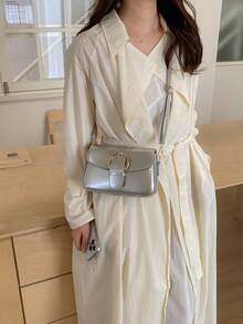Bolso de mano pequeño con solapa para mujer, bolso cuadrado con decoración de hebilla de metal de moda, bolso de hombro y bandolera - Plateado - Ver 3