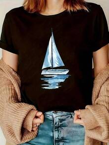 Unisex Pure Cotton Printed Casual T-Shirt. Unique And Modern T-Shirt With An Artistic Design Of A Sailboat On Reflective Water, Y2K Style, Perfect For A Fresh And Summery Look. Ideal For Sea Lovers And Creative Individuals. Available In Various Sizes. Premium Quality Guaranteed. Comfortable And Versatile For School, Work, Outings, And Casual Events. - 黑色 - 查看 1
