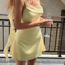 Nana's Women's Clothing Store Vestido de satén de unicolor con volantes en los hombros y diseño de cintura con lazo, vestido mini femenino y favorecedor para citas, fiestas, vacaciones en la playa, elegante para el verano - Amarillo - Ver 7