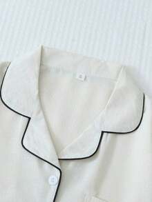 Conjunto de pijama de 2 piezas con top de manga corta con botones y shorts con lazo, de unicolor con detalles contrastantes en el cuello, bolsillo y decoración de corazón, adecuado para uso en casa - Blanco - Ver 3