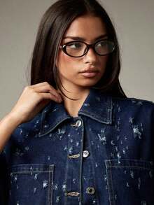 Chaqueta de camisa vaquera con estampado monogramado en toda la prenda, mangas cortas, estilo de moda callejera - Celeste - Ver 3