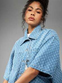 Chaqueta de camisa vaquera con estampado monogramado en toda la prenda, mangas cortas, estilo de moda callejera - Lavado ligero - Ver 3