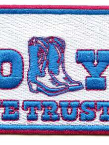 1 miếng vá thêu hình cô gái cao bồi miền Nam nước Mỹ, dòng chữ "In Dolly We Trust" (Chúng ta tin tưởng Dolly), có thể ủi lên. - Nhiều màu - Xem 5