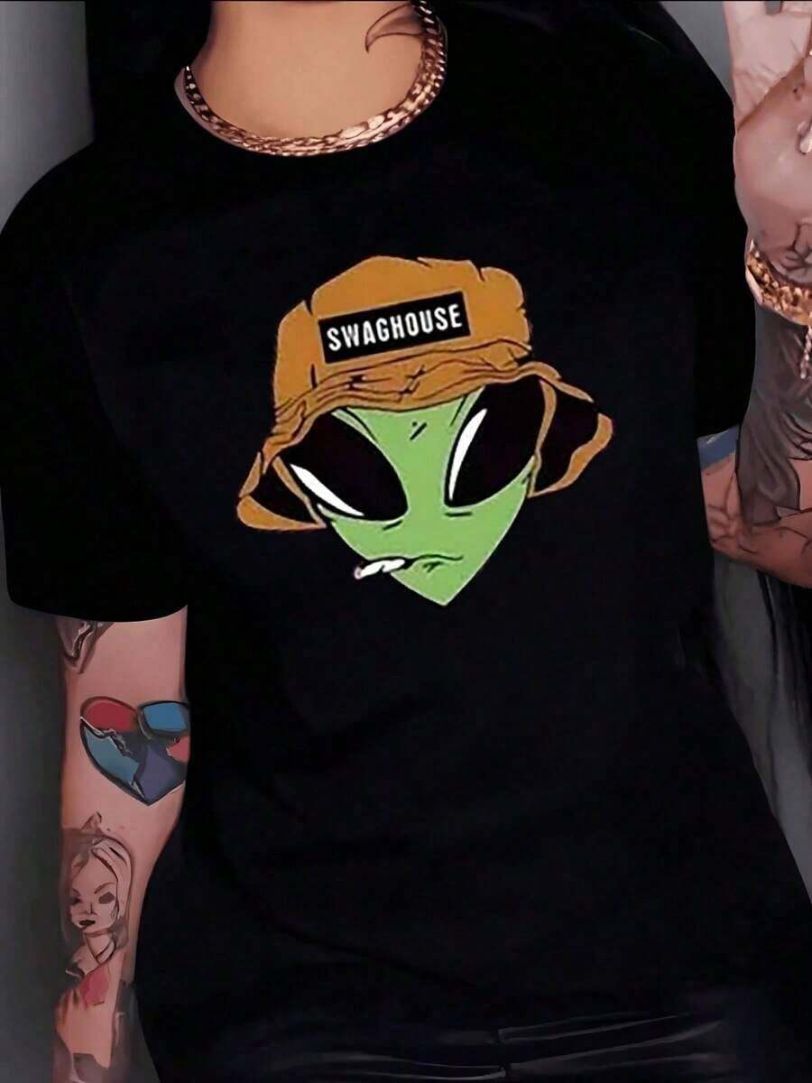 Fashion Printed T-Shirts For Women, Oversized Streetwear Tops, Comfortable And Stylish All-Match Summer Tees. Green Alien With A Brown Hat And Relaxed Look Symbolizes A Free And Bold Modern Attitude With An Urban Feel. Comfortable And Casual Cotton T-Shirt For Women, Perfect For Everyday Wear. - 黑色 - 查看 1