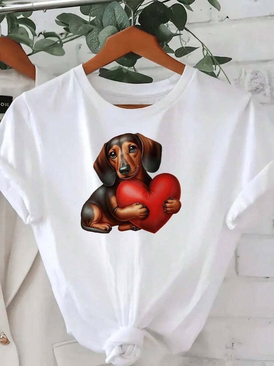 NewSummerCasualMujer Camiseta Blanca con Perro Dachshund Sosteniendo Cclothesazón Rojo Estampado Diseño de Amclothes para Mujeres Moda Casual Verano 2024-Vintage Street Style Unisex Loose Cotton Short Sleeve Crew Neck T-Shirt - Blanco - Ver 1