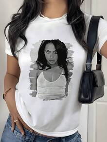 Retrato artístico en blanco y gris que simboliza la fuerza interior y la elegancia femenina expresada a través de contrastes profundos camiseta de mujer casual moderna para uso diario - Blanco - Ver 8