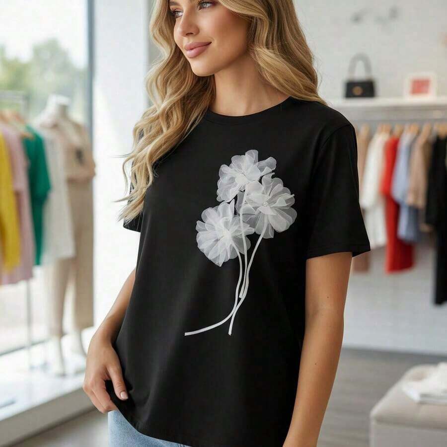 Women's Cotton T-Shirt With 3D Mesh Flower Appliqué, Round Neck, Short Sleeve, Casual Top, Loose Fit, Basic Summer T-Shirt, Sizes S-5XL Available, Black And White Flower Adorned Shirt, Fashionable Blouse For Everyday Wear. - 黑色 - 查看 1