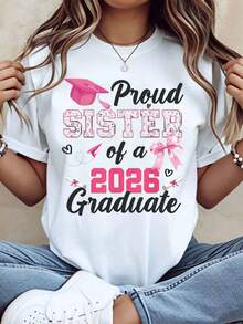 Camiseta "Orgullosa Hermana de un Graduado de 2026" con diseño de gorro de graduación y lazo rosa para celebración de graduación. 220g, cómoda y suave, adecuada para la universidad y el uso diario. - Blanco - Ver 8