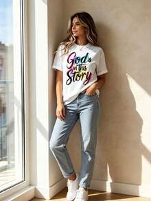 Dios Está En Esta Historia Camiseta Cristiana, Camiseta Gráfica con Declaración de Fe Religiosa para Mujer, Mensaje Inspirador, Regalo Espiritual para Ella, Ropa de Iglesia, Blusas para mujer - Blanco - Ver 4