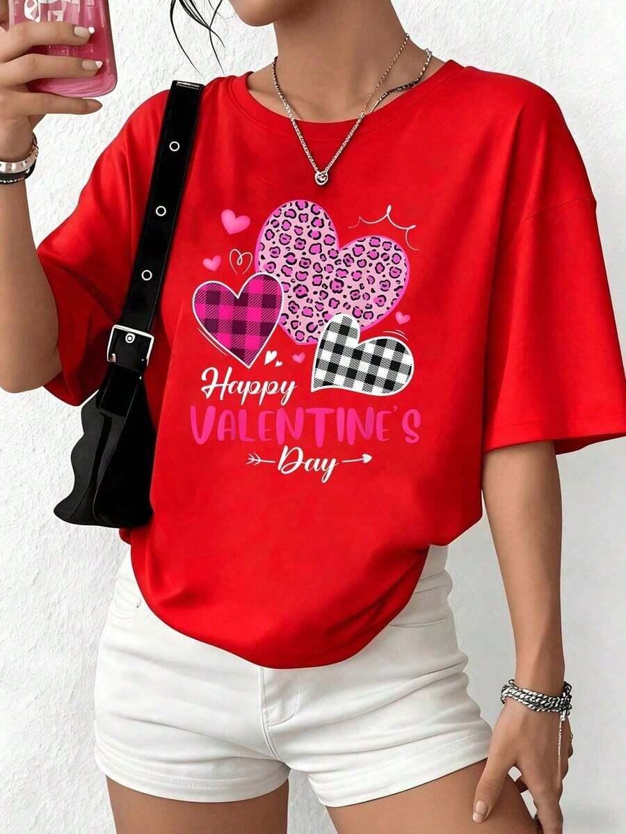 Simple And Versatile Design Women's Red T-Shirt With Pink Leopard Print Hearts And Plaid, "Happy Valentine's Day" Aesthetic T-Shirt, Vibrant Dopamine Style Top For Valentine's Day, Festive Fashion Casual Blouse Cotton T-Shirt - 紅色 - 查看 1