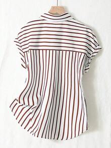 Camisa de manga corta de un solo pecho con hombros caídos y diseño a rayas de moda de verano, cierre delantero de botones de color contrastante de poliéster, diseño corto por delante y largo por detrás - Rayas marrones - Ver 2