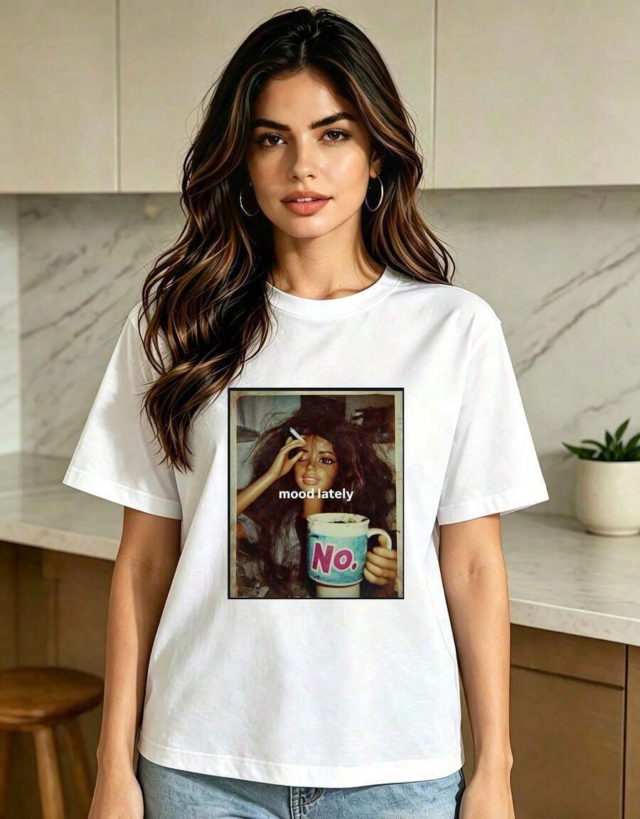 Camiseta de cuello redondo de alta gama para primavera/verano 2026, con estilos llamativos y diseños elegantes, ideal tanto para uso interior como exterior. Camiseta corta de manga corta para mujeres con cuello redondo, cómoda y transpirable. Camiseta con estampado retró de retrato, que incorpora elementos únicos de "mood lately", muy moderna y versátil, llamativa y atractiva. - Blanco - Ver 1
