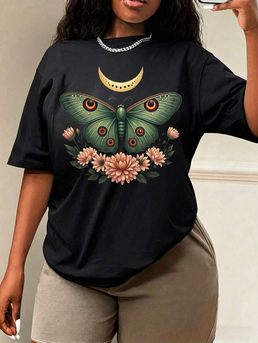 Camiseta Estampada para Mujer con Diseño de Polilla Verde y Flores Rosadas sobre Fondo Negro - Camiseta Casual de Manga Corta y Cuello Redondo, Corte Relajado para Todas las Estaciones, Perfecta para Uso Diario y Atuendos de Vacaciones, Lavable aáquina. - Negro - Ver 1