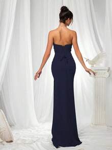 Elegante vestido de dama de honor: vestido de satén ajustado sin tirantes, combinado con una parte superior que ciñe la cintura y una cintura drapeada - Vestido de noche formal y lujoso minimalista, adecuado para el atuendo de invitado de boda en - Azul marino - Ver 3