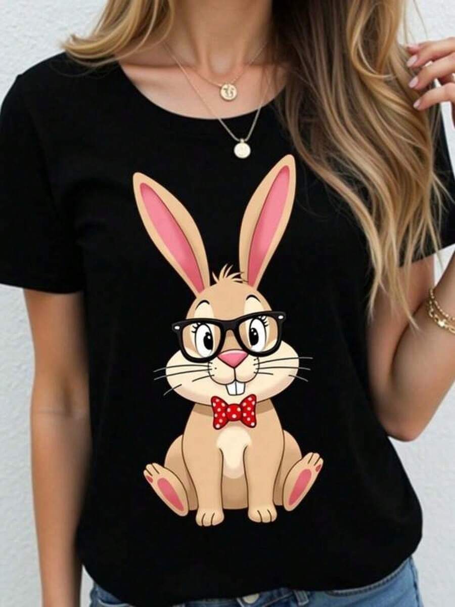 Unisex Pure Cotton Casual Printed T-Shirt. This Casual T-Shirt Features A Fun Rabbit Print With Glasses And A Bow, Perfect For Everyday Wear Or As A Gift. Available In Sizes S, M, And L, And In Black. A Fashionable Printed T-Shirt, Comfortable And Versatile For School, Work, Outings, And Casual Events. - 黑色 - 查看 1