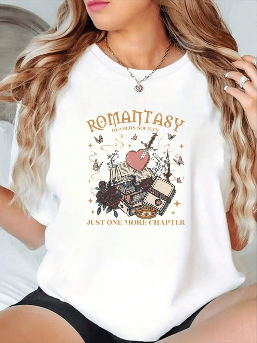 Romantic Fantasy Casual T-Shirt For Book Lovers | Vintage Style With Stacked Books, A Heart Wrapped In A Sword, Roses, Butterflies, And Candles, Featuring The Inscription "ROMANTASY READERS SOCIETY" And "JUST ONE MORE CHAPTER". 100% Cotton. Durable. - 白色 - 查看 1
