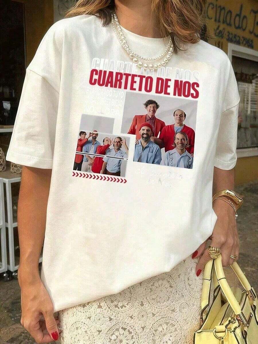 Simple And Versatile Design. Cuarteto De Nos, Uruguayan Musicians, Women's T-Shirt With A Print That Captures Moments Of Creativity And Camaraderie. Ideal Garment For Fans Of The Band. Women's Cotton T-Shirt. - 紅色 - 查看 1