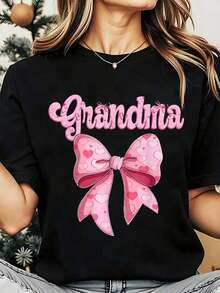 Soft, Breathable, And Lightweight For All-Day Comfort. Women's Crew Neck T-Shirt In Granny Pink With A Bow And Heart Print, Ideal For Everyday Casual Wear And Christmas Holidays. 220g. Classic Neckline With A Relaxed Fit That Flatters All Body Types And Is Easy To Pair With Jeans, Shorts, And Leggings. - 黑色 - 查看 1