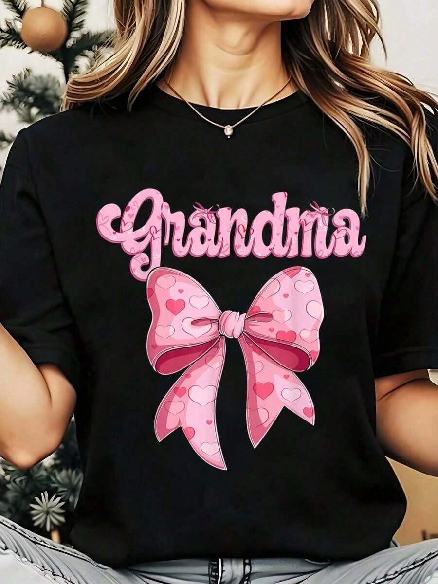 Soft, Breathable, And Lightweight For All-Day Comfort. Women's Crew Neck T-Shirt In Granny Pink With A Bow And Heart Print, Ideal For Everyday Casual Wear And Christmas Holidays. 220g. Classic Neckline With A Relaxed Fit That Flatters All Body Types And Is Easy To Pair With Jeans, Shorts, And Leggings. - 黑色 - 查看 1