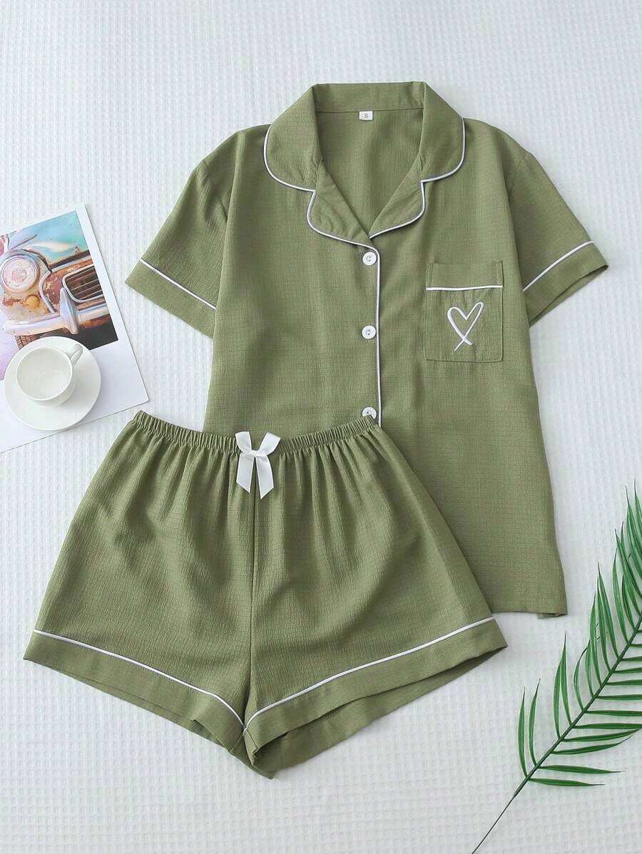 Conjunto de pijama de 2 piezas con top de manga corta con botones y shorts con lazo, de unicolor con detalles contrastantes en el cuello, bolsillo y decoración de corazón, adecuado para uso en casa - Verde militar - Ver 1