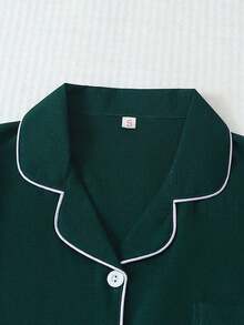 Conjunto de pijama de 2 piezas con top de manga corta con botones y shorts con lazo, de unicolor con detalles contrastantes en el cuello, bolsillo y decoración de corazón, adecuado para uso en casa - Verde Oscuro - Ver 3