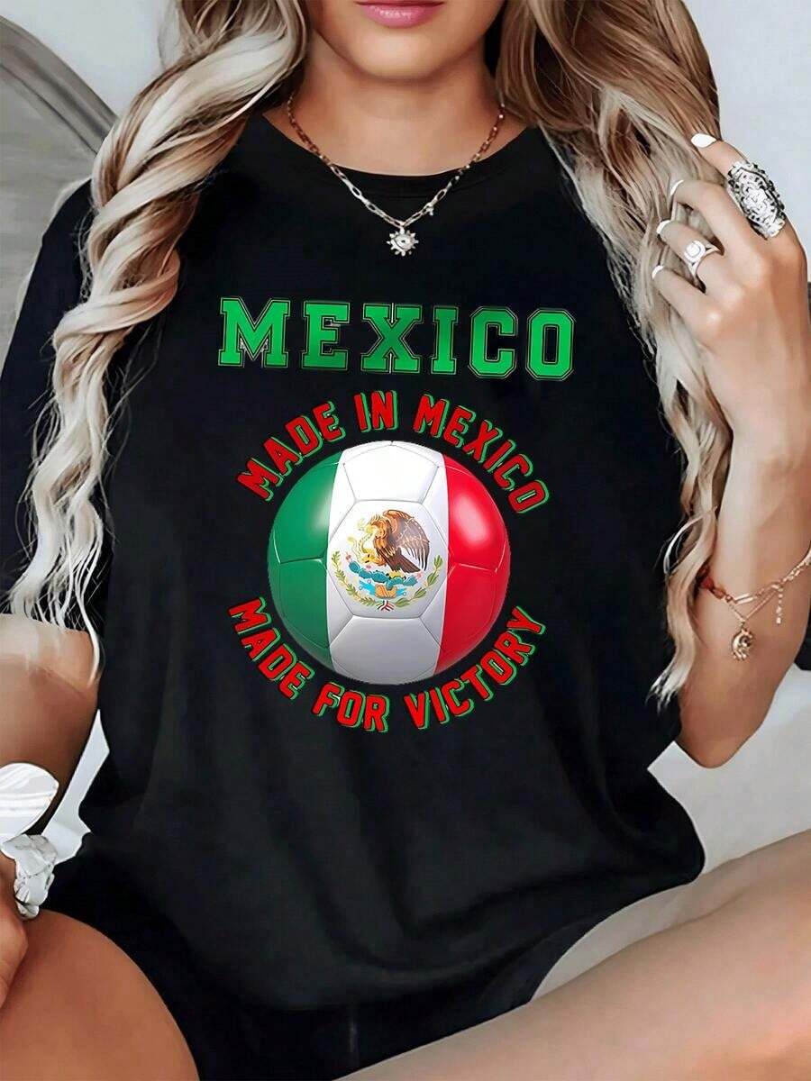 A Ball With The Colors Of Mexico And The National Eagle, Symbolizing Strength, Unity, And Pride For Those Who Love Their Country And Celebrate The Passion Of Football. A Comfortable And Casual Women's T-Shirt To Express Mexican Identity. - 黑色 - 查看 1