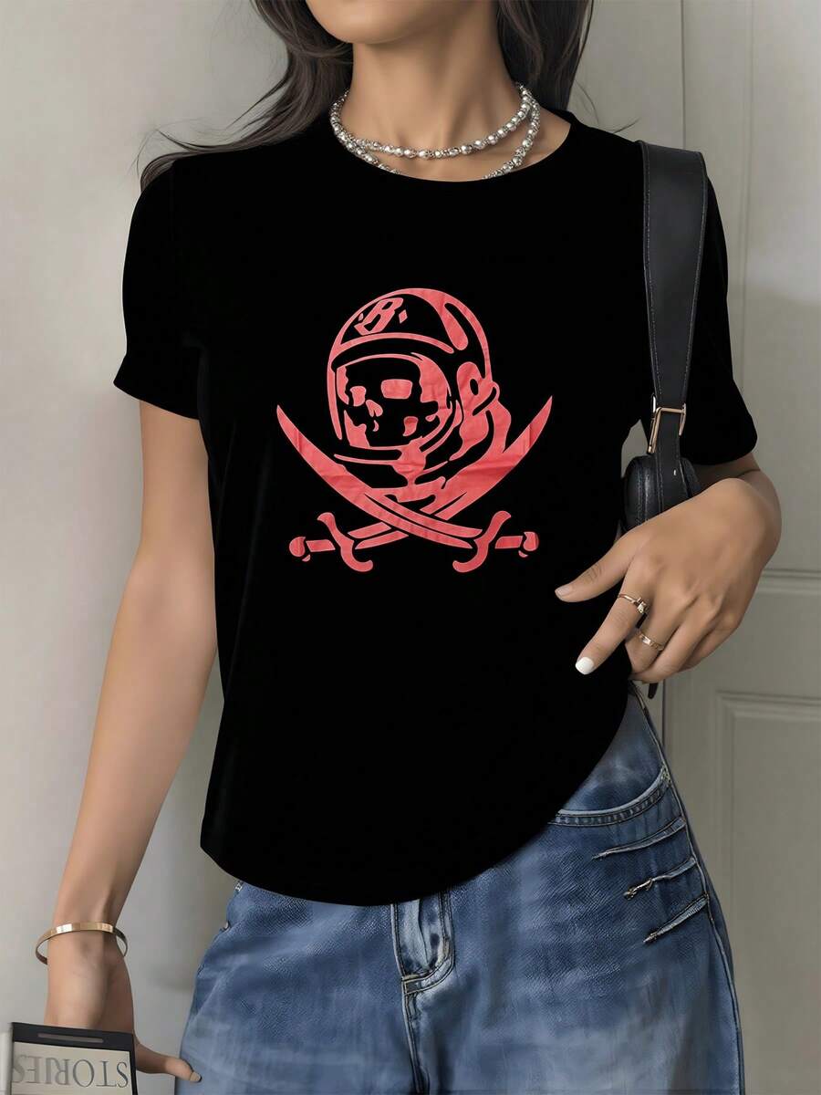 Red Skull Symbol With Helmet And Crossed Swords Reflecting Strength, Courage, And A Rebellious Spirit With A Mysterious Touch For Those Who Love Adventure. Women's Casual, Modern, Comfortable T-Shirt For Everyday Wear. - 黑色 - 查看 1