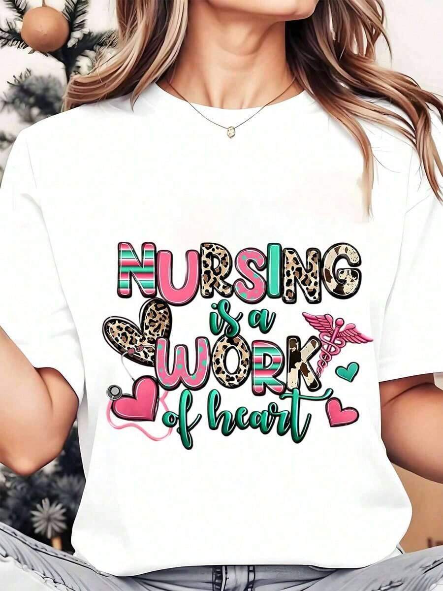 Soft, Breathable, And Lightweight For All-Day Comfort. Women's Crew Neck T-Shirt With A "Nursing Is A Job From The Heart" Print Featuring A Leopard And Medical Symbols Design, Ideal As A Gift For Nurses At Christmas Or On Holidays, 250g. Classic Crew Neck With A Relaxed Fit That Flatters All Body Shapes And Is Easy To Pair With Jeans, Shorts, And Leggings. - 白色 - 查看 1