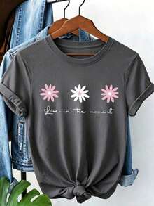 Camiseta casual de  con hombros caídos, estampado floral encantador y el eslogan 'Live in the Moment', manga corta, cuello redondo, top de punto para conjuntos de primavera, tela de elasticidad media, longitud regular. - Gris Oscuro - Ver 2