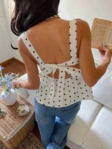 Top de tirantes elegante con botones y espalda con lazo a lunares en contraste, adecuado para uso diario en verano de manera casual - Fondo blanco con puntos negros - Ver 3