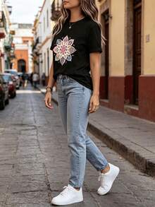 Limited Time Offer, Limited Quantities, Flash ! Women's Casual Shirts, Women's Polyester T-Shirts, Elegant Shirts. Women's Summer And Spring T-Shirt, Short Sleeve, Round Neck, Colorful Bohemian Floral Mandala Graphic Print, Casual Top, Seasonal Fashion, Retro Design, Comfortable Fit. - 黑色 - 查看 3