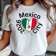 Camiseta de la Copa Mundial F-IFA Ciudad deéxico 2026_ Recuerdo con diseño de corazónCamiseta % algodón de 220 g. Esta camiseta resistente combina un ajuste de lujo con una estructura resistente. Su tejido grueso y transpirable resiste el hundimiento y la decoloración, a la vez que proporciona comodidad durante todo el día. para ropa de calle, de trabajo o para looks informales, una prenda imprescindible para quienes buscan básicos duraderos y con estilo. Tops, conjuntos de otoño para mujer, conjuntos de vacaciones para mujer, disfraces de Halloween para mujer.Tee - Negro - Ver 1