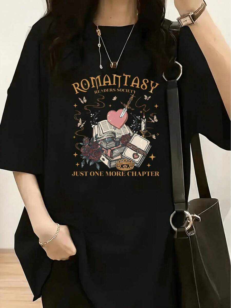 Romantic Fantasy Casual T-Shirt For Book Lovers | Vintage Style With Stacked Books, A Heart Wrapped In A Sword, Roses, Butterflies, And Candles, Featuring The Inscription "ROMANTASY READERS SOCIETY" And "JUST ONE MORE CHAPTER". 100% Cotton. Durable. - 黑色 - 查看 1