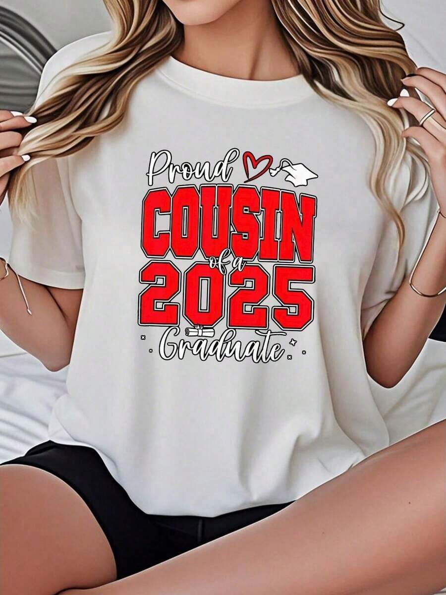 Camiseta de Mujer con Estampado Gráfico 'Prima Orgullosa de Graduada', Opciones en Blanco y Negro, Tema Familiar, Camisetas Casuales para Uso Diario, Tops de Verano, Camisetas Gráficas, Conjuntos de Verano, Camisetas Cortas para Mujer, Ropa Vintage de Algodón, Ropa Linda para Mujer, Playera Holgada para Mujer - Blanco - Ver 1