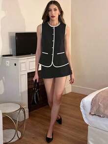 Women's Two-Piece Summer Suit Consisting Of A Sleeveless Vest With A Round Neck, Tube Opening, Black And White Color Contrast, Button Detail At The Waist, And Wide-Leg Shorts - 黑色 - 查看 4