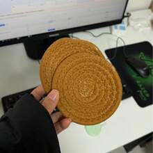 这款简约风格的杯垫共有2个，采用无纺布内衬，非常适合装饰咖啡桌、美化家居、酒吧使用，也是馈赠亲友的佳品。棕色系列尤其适合作为生日礼物或毕业礼物。 - 彩色 - 查看 13