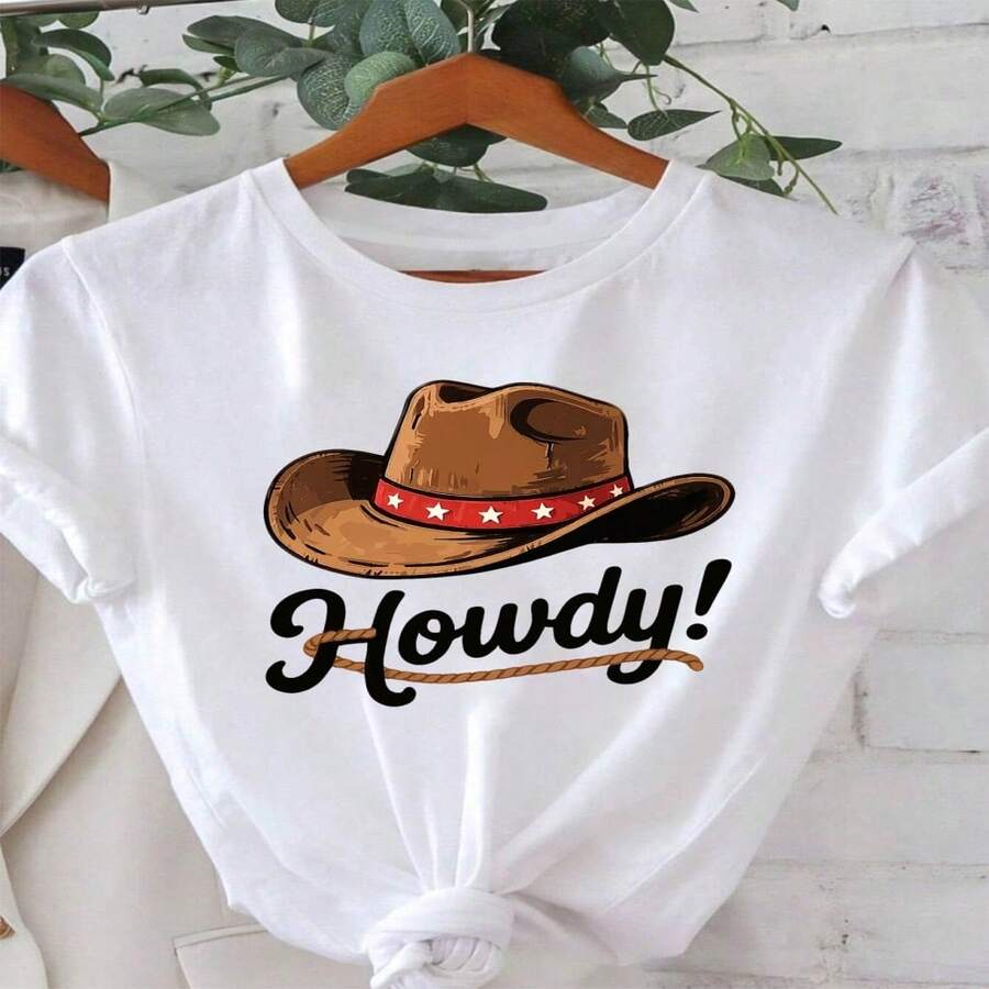 Una camiseta de manga corta y cuello redondo para mujer con un sombrero de vaquero y la frase 'Howdy!', que encarna un estilo casual y cálido de estilo occidental para primavera y verano. S-XXXL - Blanco - Ver 1