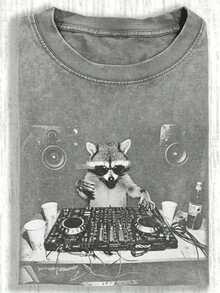2026 Algodón Lavado, Camiseta con Estampado DJ Raccoon, Camiseta de Marca de Moda Vintage de Algodón Batik de Alta Calidad, Camiseta de Mujer, Popular para Uso Diario, Regalo de Vacaciones, Regalo Perfecto, Tops Blancos, Atuendo para el Día de San Valentín, Mardi Gras, Tops de Verano, Para Mujer, Atuendos de San Valentín para Mujer, Tops de Mujer, Fairycore, , Ropa Elegante para Mujer - Gris - Ver 1