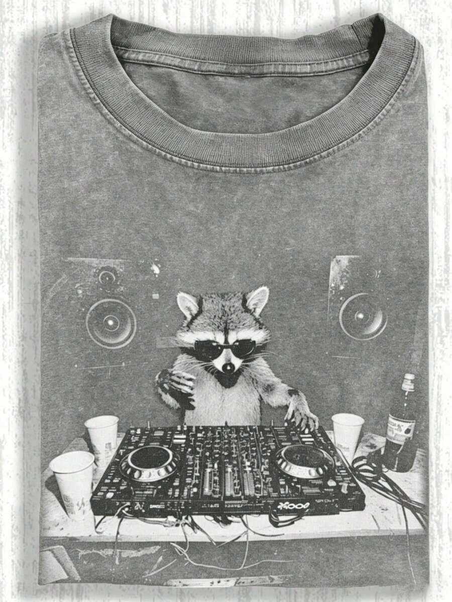 2026 Algodón Lavado, Camiseta con Estampado DJ Raccoon, Camiseta de Marca de Moda Vintage de Algodón Batik de Alta Calidad, Camiseta de Mujer, Popular para Uso Diario, Regalo de Vacaciones, Regalo Perfecto, Tops Blancos, Atuendo para el Día de San Valentín, Mardi Gras, Tops de Verano, Para Mujer, Atuendos de San Valentín para Mujer, Tops de Mujer, Fairycore, , Ropa Elegante para Mujer - Gris - Ver 1