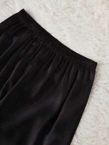 Set de 2 piezas de pijama con top de manga corta y pantalones con bordado de corazón de seda sintética - Negro - Ver 5