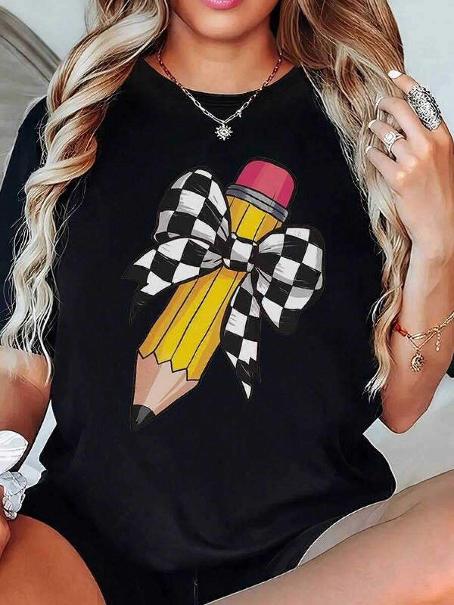 2026 new Camisetas Para Mujer Camiseta femenina con diseño único de lápiz con lazo gráfico moderno para mujer, ideal para uso casual y estudiantil, disponible en talla grande y color negro. Ropa de moda juvenil, camiseta gráfica tipo lápiz. - Negro - Ver 1