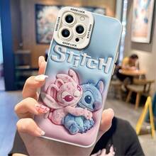 Funda de teléfono con licencia oficial de Disney Lilo y Stitch, esta funda protectora de teléfono presenta una impresión conmovedora de Stitch azul y Angel rosa abrazándose, con la icónica rotulación "Disney" y "Stitch" contra un fondo degradado azul-rosa soñador, fabricada con material TPU flexible y duradero para proteger contra arañazos, golpes e impactos menores del día a día, con un marco de cámara elevado impreso con detalles de degradado suave para una protección extra de la lente, construcción delgada y ligera que agrega un volumen mínimo y se ajusta fácilmente en bolsillos y bolsos, compatible con modelos iPhone 17, 16, 15, 14, 13, 12, 11 Pro y Galaxy S22, S23, S24, S25, convirtiéndola en una opción romántica y dulce para parejas y amantes de Disney, ideal para aniversarios, cumpleaños, fiestas o cualquier ocasión especial para sorprender a los seres queridos. - Negro - Ver 5