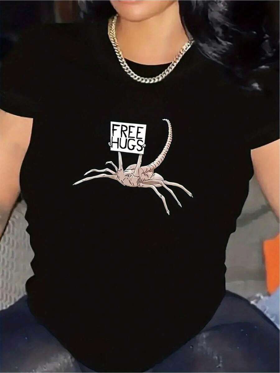 Unique T-Shirt With Y2K Spider Design And Free Hugs Message. Modern And Fun, A Must-Have For Lovers Of Fashion And Originality. Ideal For A Bold And Contemporary Look. Available In Various Sizes. Perfect For Any Occasion And Social Event. U04H - 黑色 - 查看 1