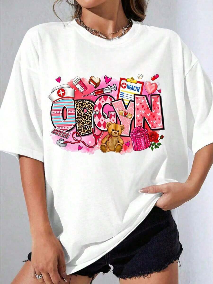 Women's Blouses. Oversized White Women's T-Shirt With A Medical-Themed Print Featuring A Nurse's Cap, Stethoscope, Teddy Bear, And Hearts. Ideal For Casual Wear And Outdoor Parties. Casual Printed T-Shirt. Suitable For Spring, Summer, And Fall. - 白色 - 查看 1