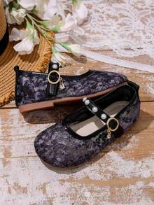 1雙女童平底涼鞋，百搭耐髒黑色、灰色與白色刺繡花卉，小吊飾、珍珠，田園可愛風，魔鬼氈開合，適合度假、出遊、穿搭，尺寸偏小請根據尺寸表內長購買 - 黑色 - 查看 2
