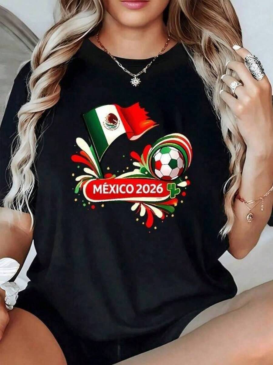 Bandera mexicana ondeando junto a un balón de fútbol con los colores nacionales celebrando la pasión y unidad de México hacia el Mundial 2026 simbolizando orgullo energía y esperanza camiseta de mujer casual moderna cómoda para diario - Negro - Ver 1