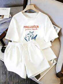 Conjunto de playera y shorts para mujer, estampado de letras "MALLORCA" en color naranja rojizo, con concha y estrella de mar azules, conjunto casual de estilo vacacional fresco. - Camiseta blanca + pantalones cortos blancos - Ver 1