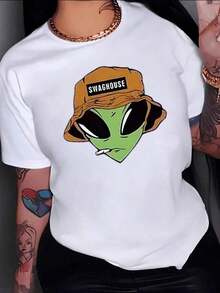 Fashion Printed T-Shirts For Women, Oversized Streetwear Tops, Comfortable And Stylish All-Match Summer Tees. Green Alien With A Brown Hat And Relaxed Look Symbolizes A Free And Bold Modern Attitude With An Urban Feel. Comfortable And Casual Cotton T-Shirt For Women, Perfect For Everyday Wear. - 白色 - 查看 8