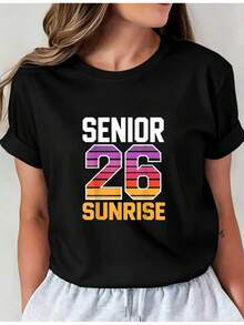 Camiseta Estampada para Mujer - Camiseta Casual de Manga Corta y Cuello Redondo en Negro con Diseño SENOR 26 SUNRISE. Con un Corte Relajado para Todas las Estaciones, la Elección Perfecta tanto para el Uso Diario como para tus Atuendos de Vacaciones (Lavable aáquina), Combinable con Pantalones de Sudadera Grises Claros. - Negro - Ver 1
