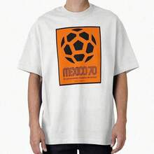 Camiseta extragrande del Mundial de Fútbol de México 70Esta camiseta de algodón puro de 220 gramos combina perfectamente suavidad, durabilidad y estilo deportivo, siendo la opción ideal para los aficionados al fútbol. Con un diseño cómodo y versátil para ambos géneros, se adapta fácilmente a diferentes tallas. Fabricada con algodón de alta calidad, ofrece una sensación suave y cómoda al tacto, además de una excepcional durabilidad. Su excelente transpirabilidad la hace apta para usar en todas las estaciones. Ya sea para ver partidos, practicar deportes o usar en el día a día, esta camiseta versátil se convertirá en un artículo indispensable en tu armario. - Negro - Ver 6